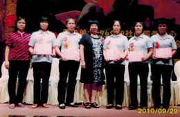 2010年度表彰大会上，刘慕玲董事长(中)和公司执行经理陈凤葵为广东省优秀服务员颁奖