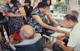 董事长刘慕玲参加女企业家慰问烈士敬老院老人的慈善活动。