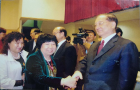 刘慕玲随广东省女企业家代表赴台湾考察，受到原国民党主席连战的接见。