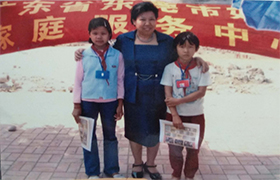 刘慕玲先后扶持过八位贫困儿童完成学业。图为与其中的两位广西学通合影。