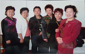 刘董参加全国家庭服务工作会议，与同行姐妹合影留念。