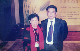 在世界杰出华商交流活动中，世界杰出华商协会执行主席卢俊卿与刘慕玲董事长合影留念。